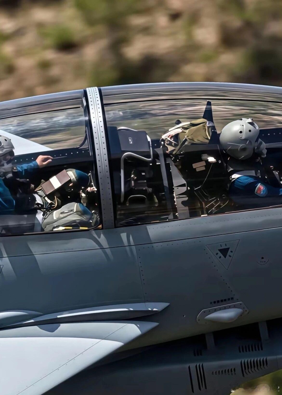 国产战斗机座舱视野最好的机型，也是气泡弧线最饱满的座舱盖，就是歼-10S双座战斗