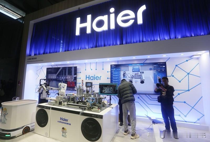 家电进化开倍速了吗最新的上海电子消费展各种高科技产品，带机械臂的冰箱、自动洗