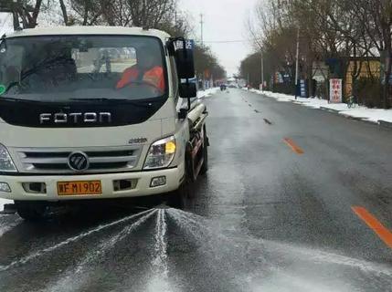网传这几个月，保定收入最高的两个职业：洒水车司机、道路清扫车司机。天天洒水不