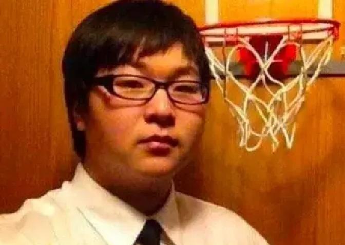 三十岁生日当天，罗疏桐在菜市场蹲着挑冬瓜。指甲缝里沾着泥，膝盖抵着水泥地。奶