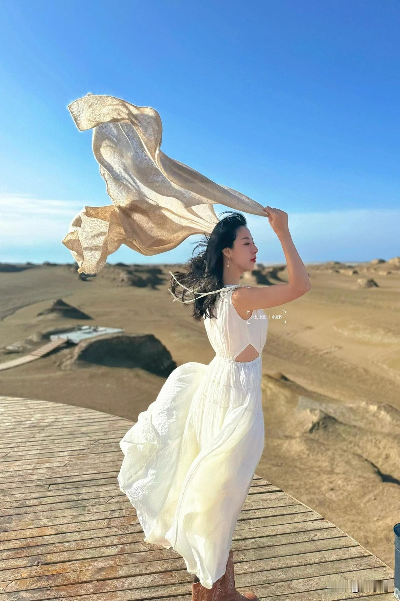 在戈壁🏜️与雅丹来一场邂逅今年一直在旅行，把自己放在世界里心自然宽广辽阔~