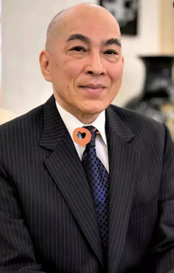 柬埔寨国王西哈莫尼陛下跟土耳其总统埃尔多安的相貌有天壤之别，判若云泥。他们两个