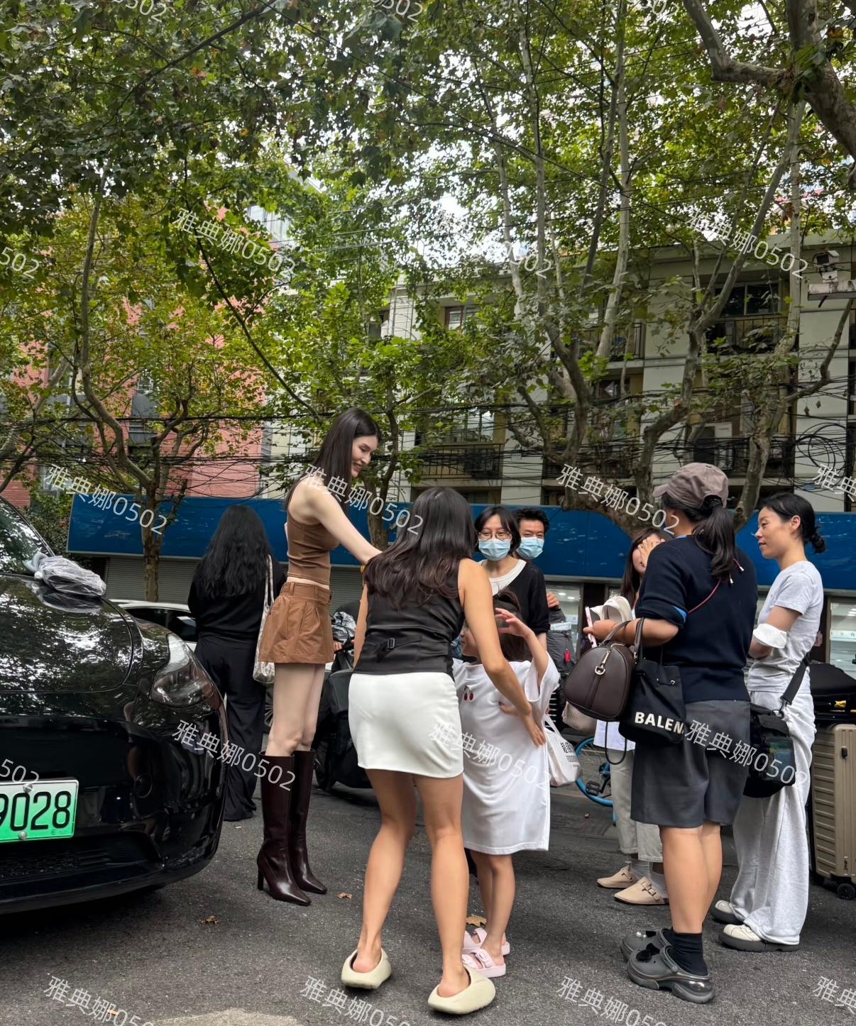 上海街头偶遇何穗，超模真是了不得在电视里看高高瘦瘦，生活中简直像巨人一样，站在人