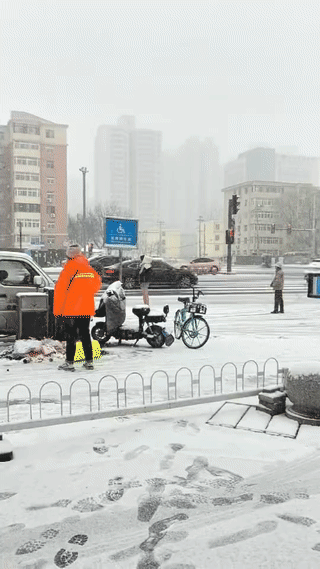这姑娘应该是穿的是“光腿神器”吧！不然的话，又有哪个女孩子为了好看、美？大冬