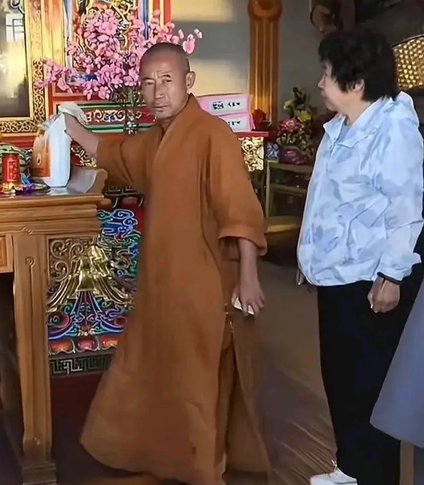 影响太坏了，穷人都不敢去寺庙烧香了建议爱心人士们有钱，应该捐给贫困灾区和需要的
