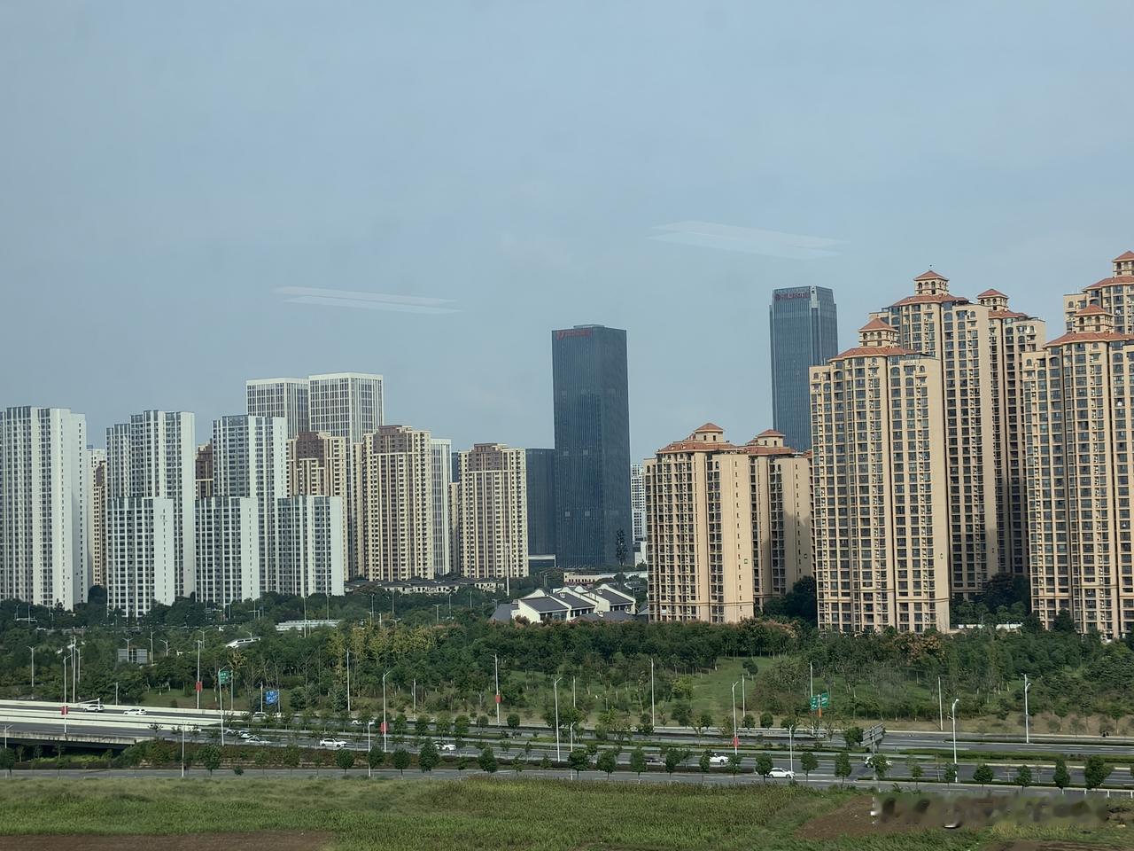 现在很多人都喜欢把正能量挂在嘴边，张口家国、向善、格局，我身边也有什么“正能量x