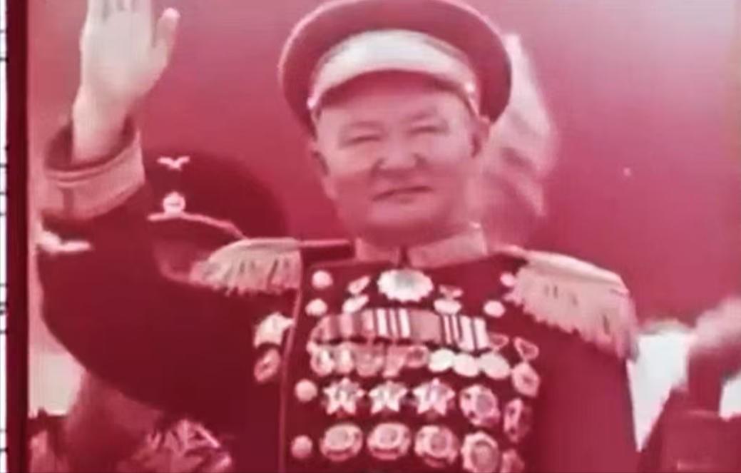 看清这个胸前挂满勋章的人，他是中华民族的罪人。正是他与外人勾结，强行推动了外蒙古