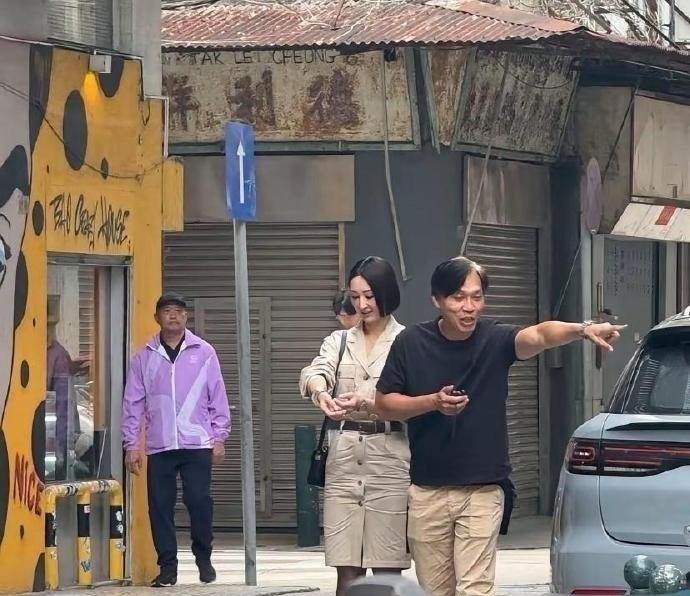这剧组也太不走心了，高海宁的裙子都皱成这样了也不熨熨，上镜多影响美观啊。​​​