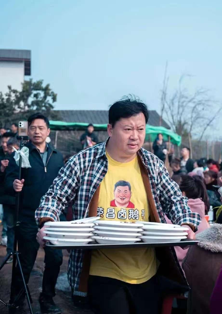 呆呆家的杀猪饭结束了，满地都是垃圾。来凑热闹的早就散了，只剩下几个志愿者和荣昌卤