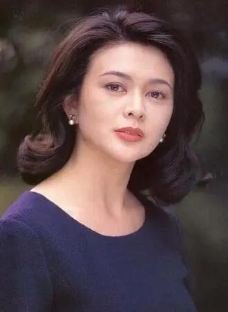 关之琳巅峰时期气质有多好?港圈巅峰群芳里，关之琳的气质是独一无二的。贵气与风情