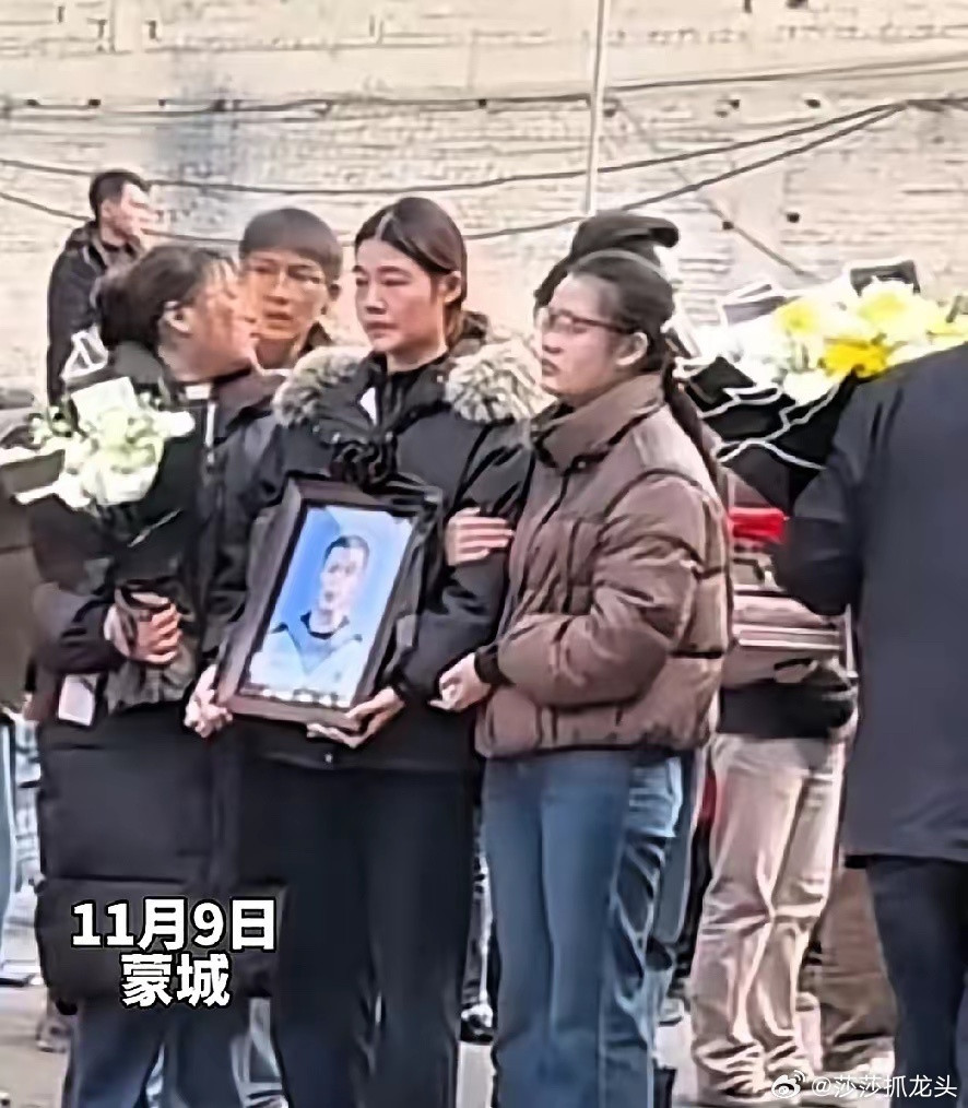 去时胸前带花，归时国旗覆体。25岁安徽蒙城小伙谢丛欣把生命永远定格在了军营。穿上