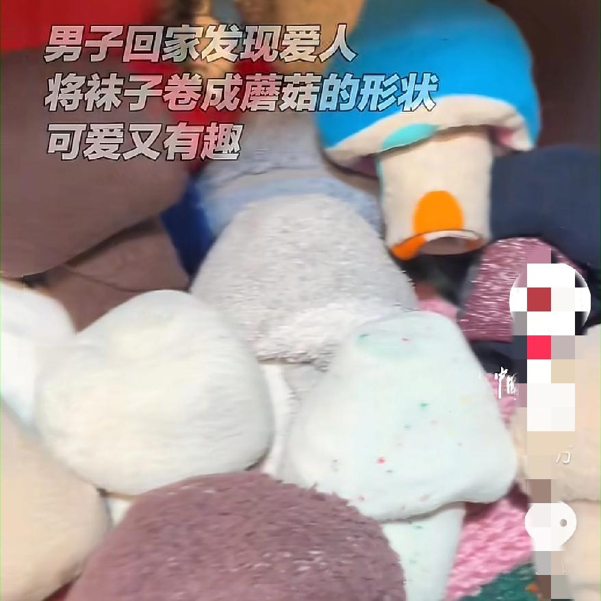 家人们谁懂啊！吉林大哥一打开柜子，直接撞见一窝“小蘑菇”，原来是老婆把袜子卷