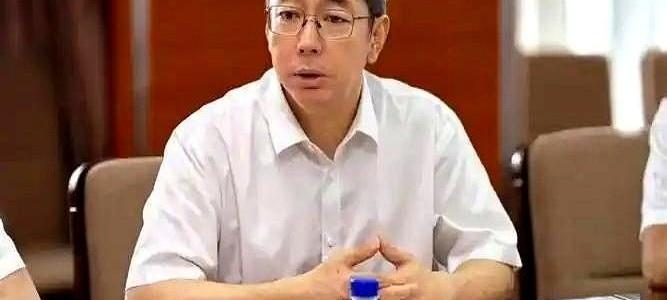 高校圈排座次从来不是随便排的，你见过刚报到的新副校长，直接压着本校80后少壮派坐