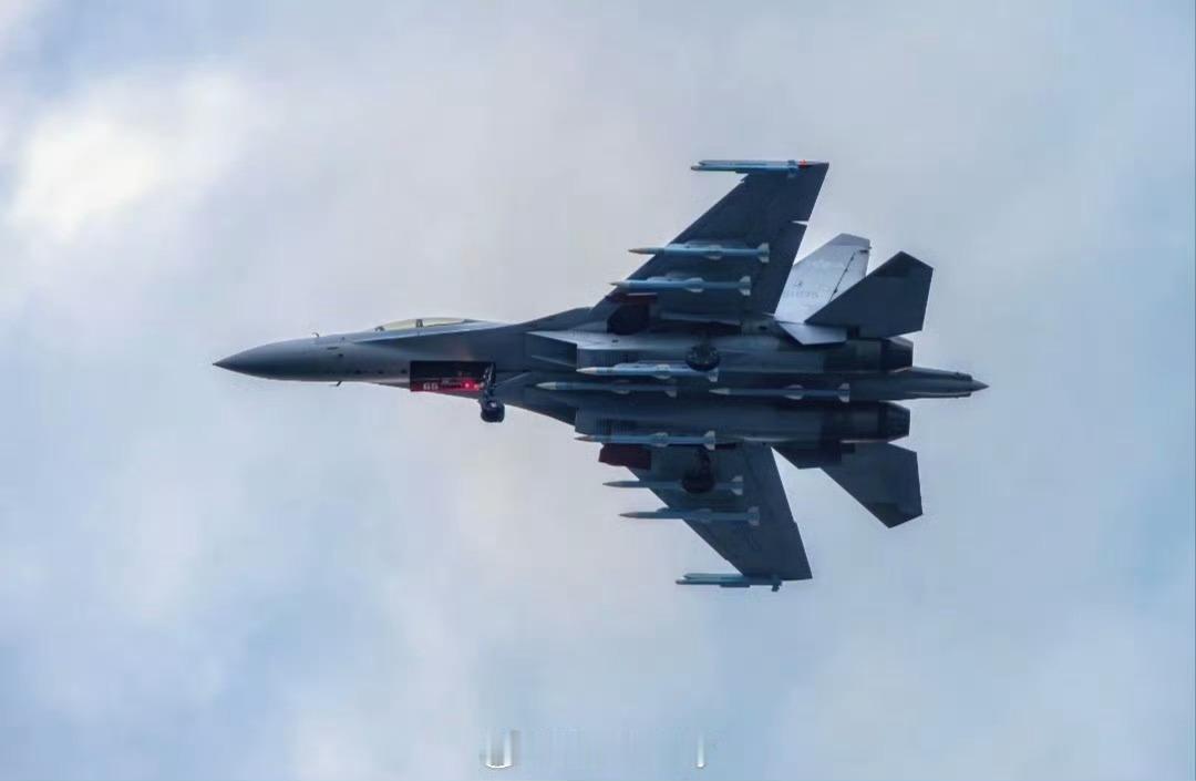 歼-16，全世界最好的4.75代全能战机，除了不能隐身，其他满分。空战野兽挂载模