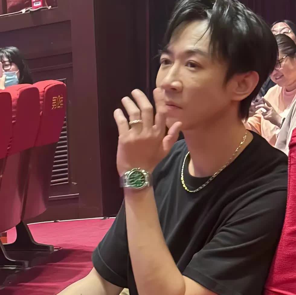 这戒指原来是和董璇的啊。大金手镯，大金链子，戒指，手表，恨不得全身都挂上吧。董璇