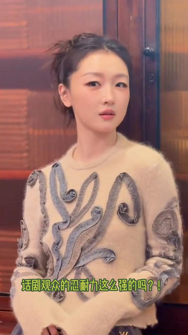 救命，话剧观众的忍耐力这么强的吗？第一次看到演员出演话剧，现场竟然还有提词器的。