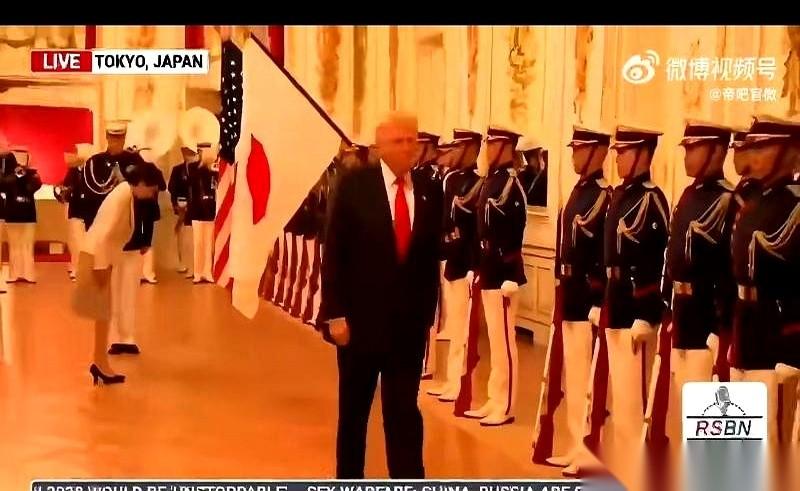 那只手搭上肩膀的一瞬间，我隔着屏幕都替她尴尬。真的。整个人都僵住了，那个职业