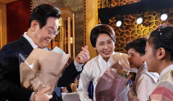 中韩喝茶叙旧1月5日下午，中韩两国除了进行正式的会谈之外，还进行了茶叙，这也