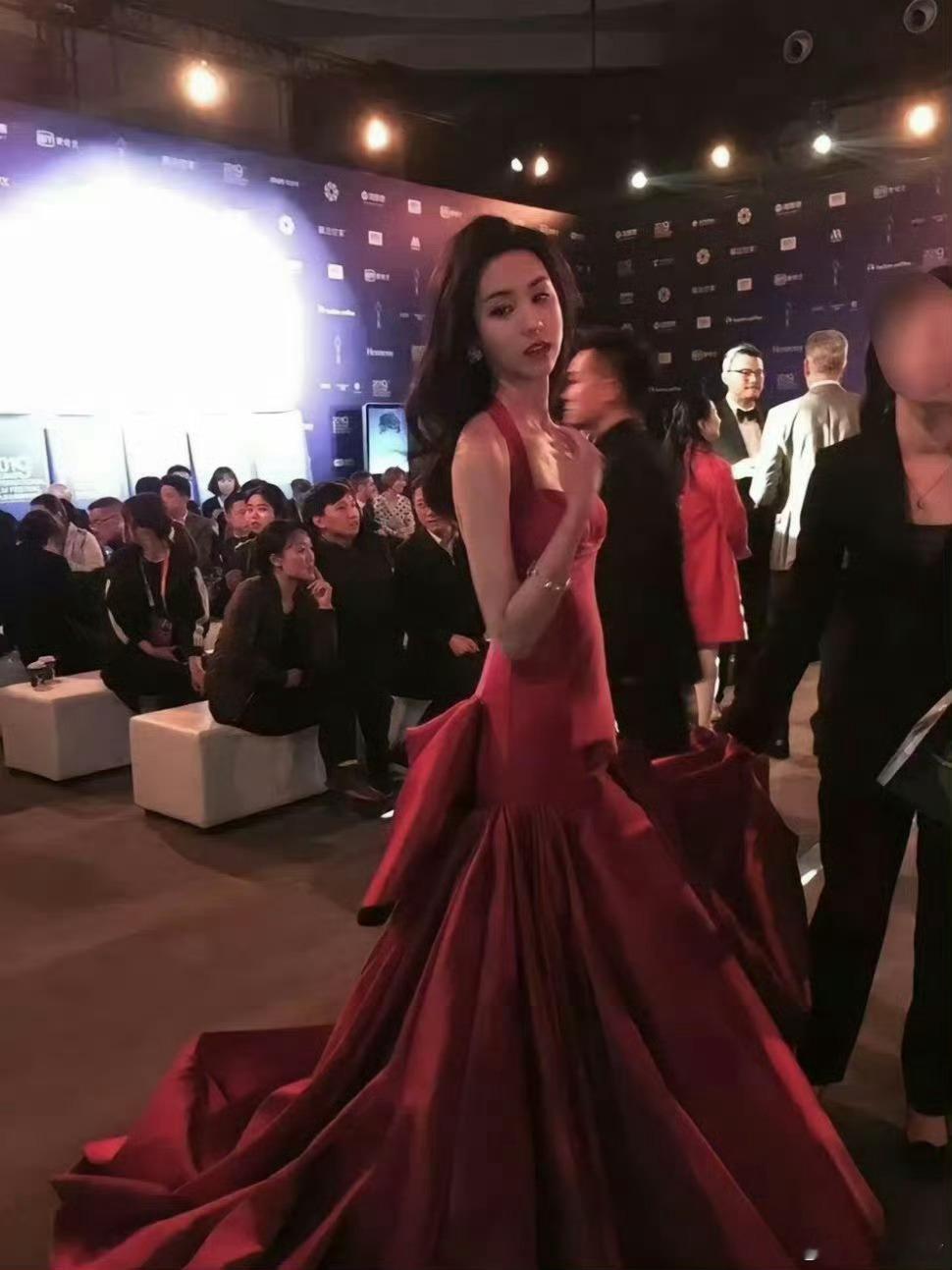 说陈都灵普通的，她就是因为当年校花评选第一名，所以才被苏有朋选中演左耳出道的，怎