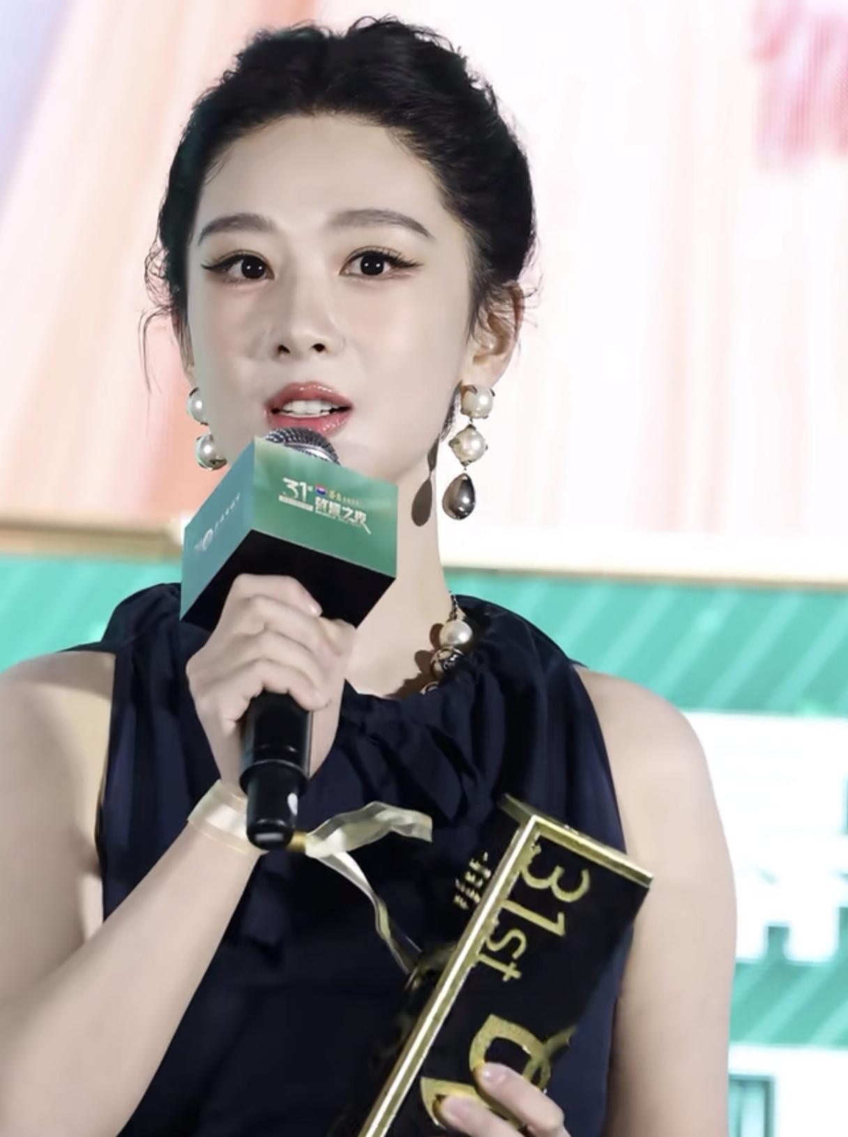 杨紫昨晚在白玉兰晚宴的发言，越听越让人觉得难受不是她的态度卑微，是她说的话，