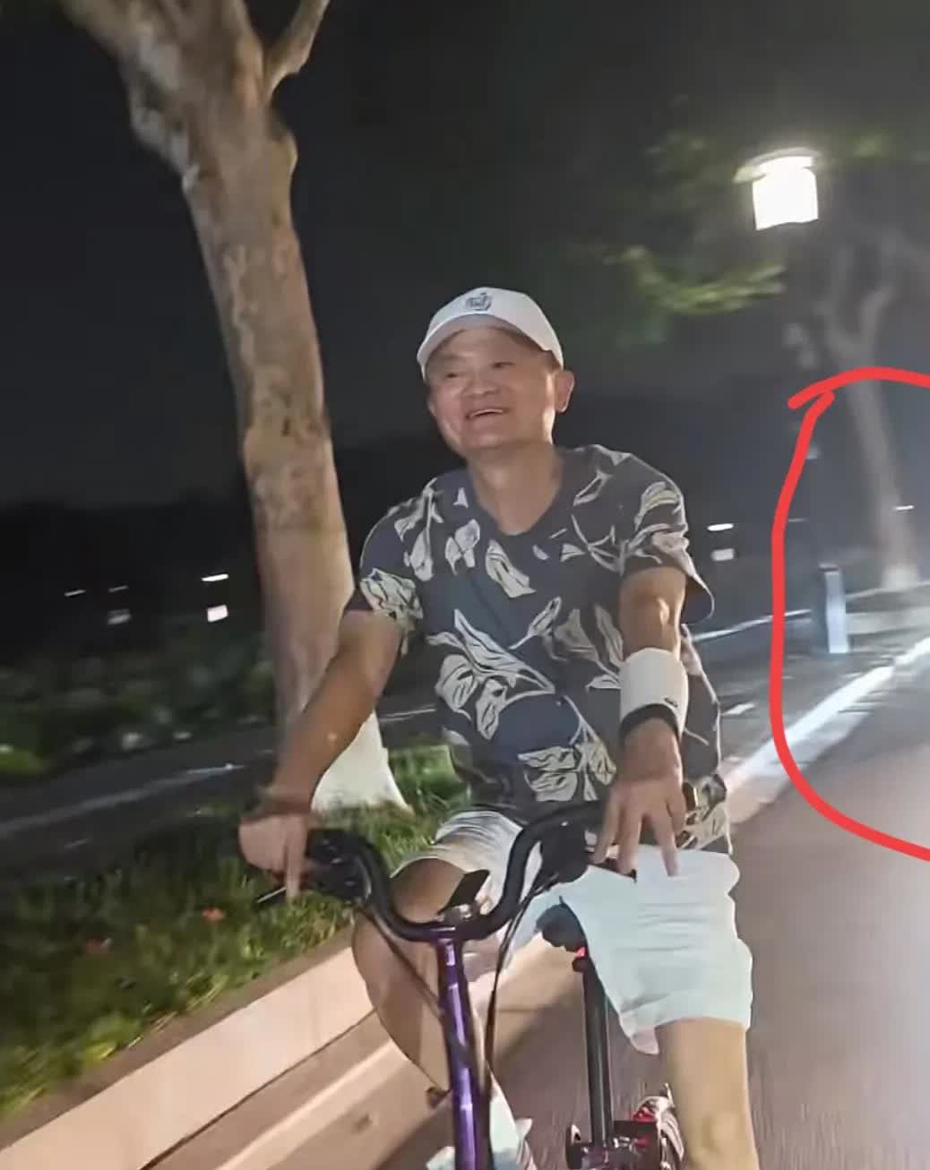不要太天真了，网友偶遇马云夜骑，装备简单就算了，最不可置信的是他