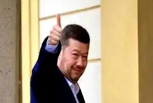 捷克政坛出大动静，新众议院议长冈村富夫上任还没满一天，就带人把议会大厦挂了三年的