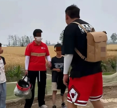 看哭了。江苏沭阳，20岁女孩的父亲因癌症去世，母亲也跑了，女孩依靠每个月送外卖的