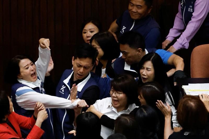 郑丽文当选国民党主席后，2026和2028选战布局传言不断。有说法称她可能不提名