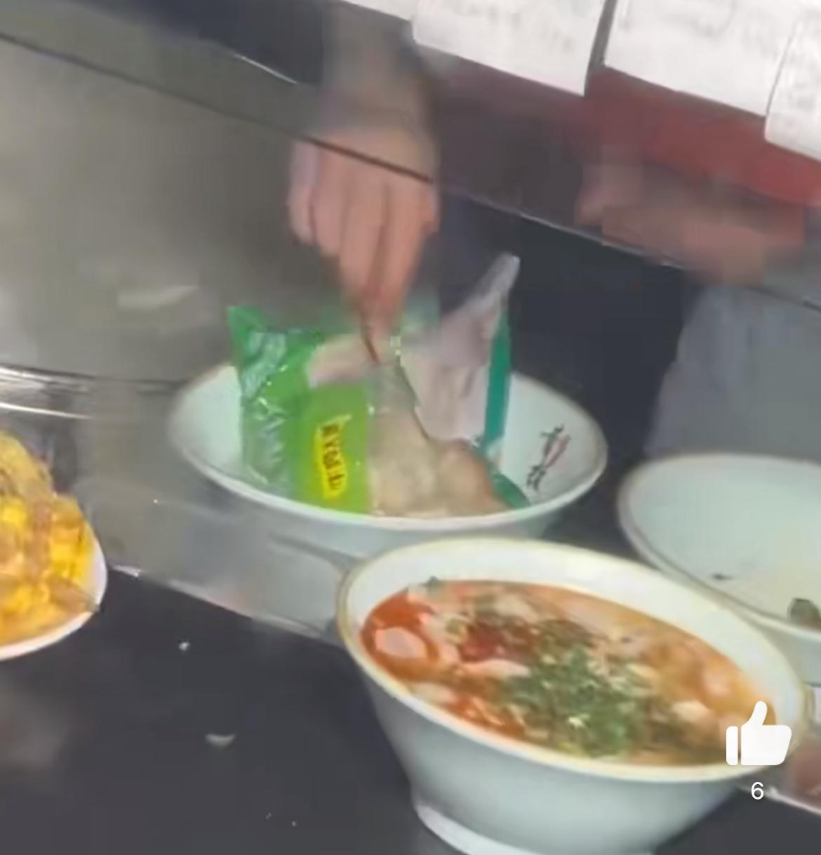 网友曝光，深圳某快餐店现丑陋的一幕，整个饺子连包装袋一起放到滚烫的沸水里煮熟，你