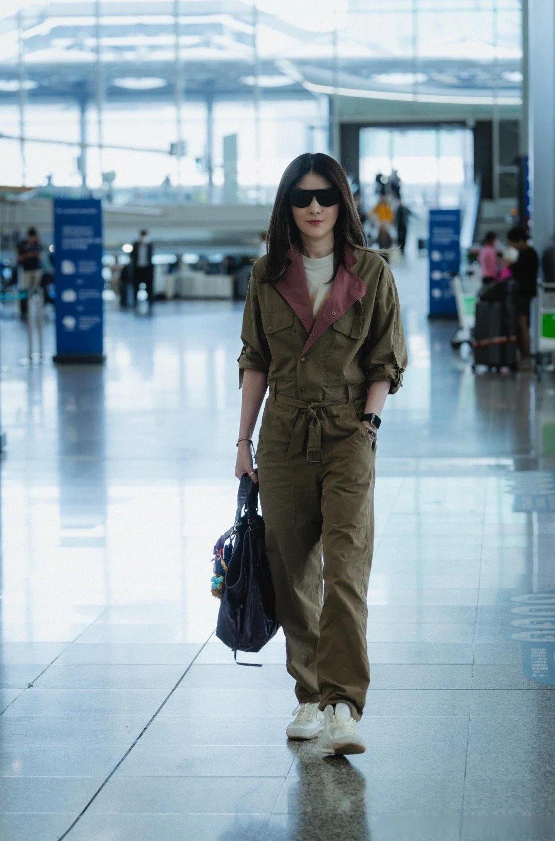 【陈慧琳机场路透好飒！工装连体裤穿出松弛高级感】谁能看出来陈慧琳已经52岁了？