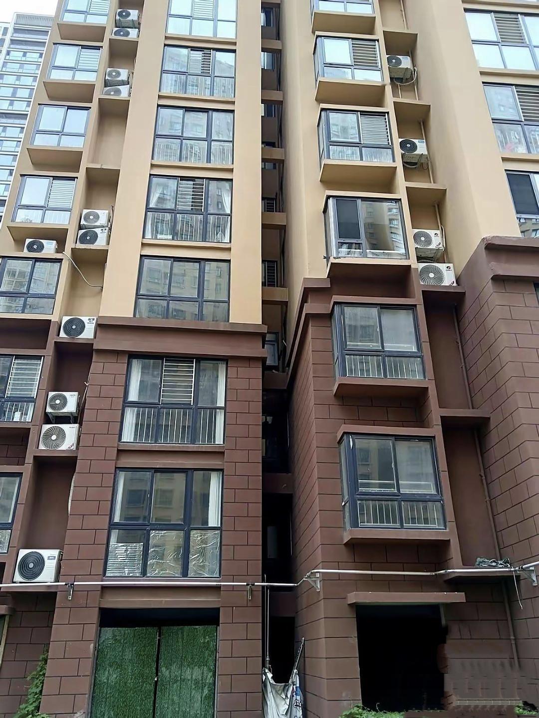 一个搞建筑的朋友,喝了点酒,终于跟我说了实话。他说,你买高层,要是怕漏水,一楼