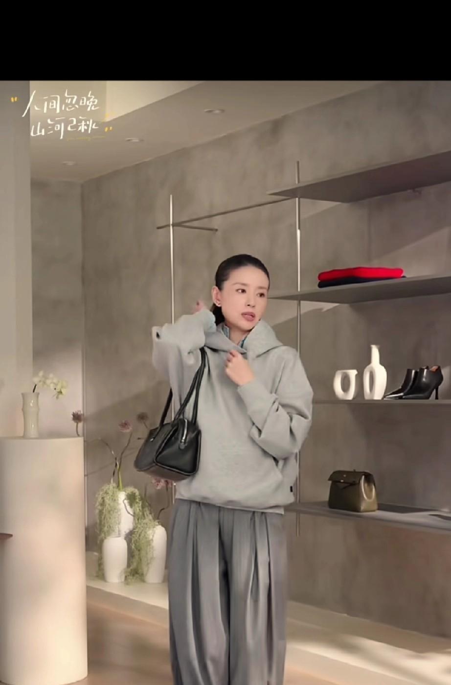 董洁不化妆、不修图，穿卫衣气球裤卖货，爆了。没人再问她胖了没，她也不解释了。