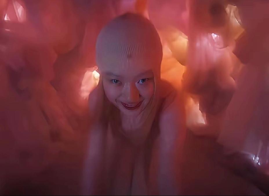 单依纯这是要吓死谁吗？她为啥不能安安静静的做个歌手呢？感觉这两年越来越剑走偏锋