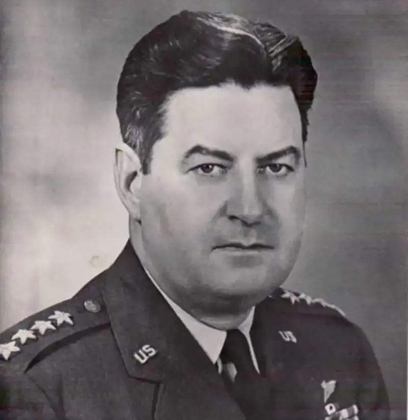 《地狱火雨：李梅的燃烧弹赌局与东京的十万亡魂》