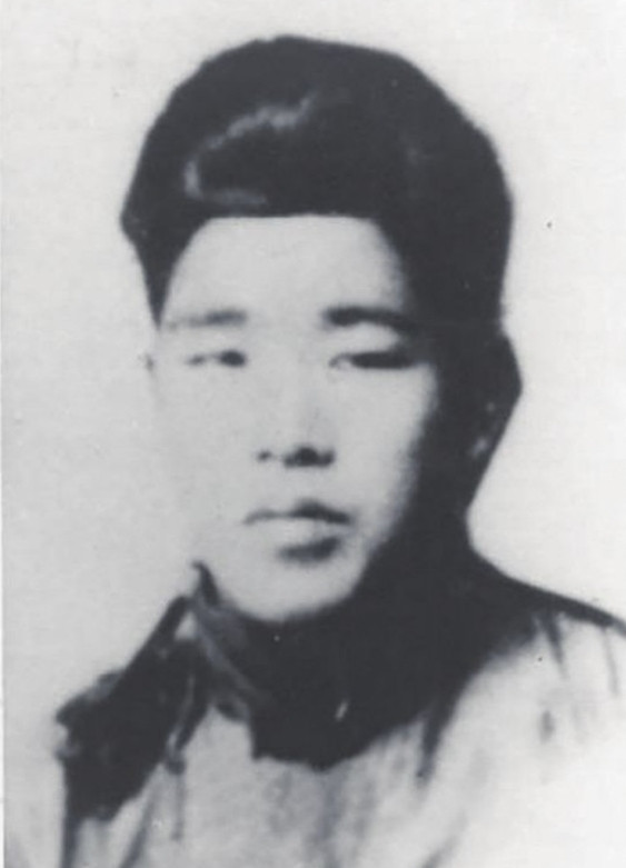 抗日战争时期，一名日军翻进老农家，偷偷将一摞钱塞进窗户，低声道：“千万别声张，这