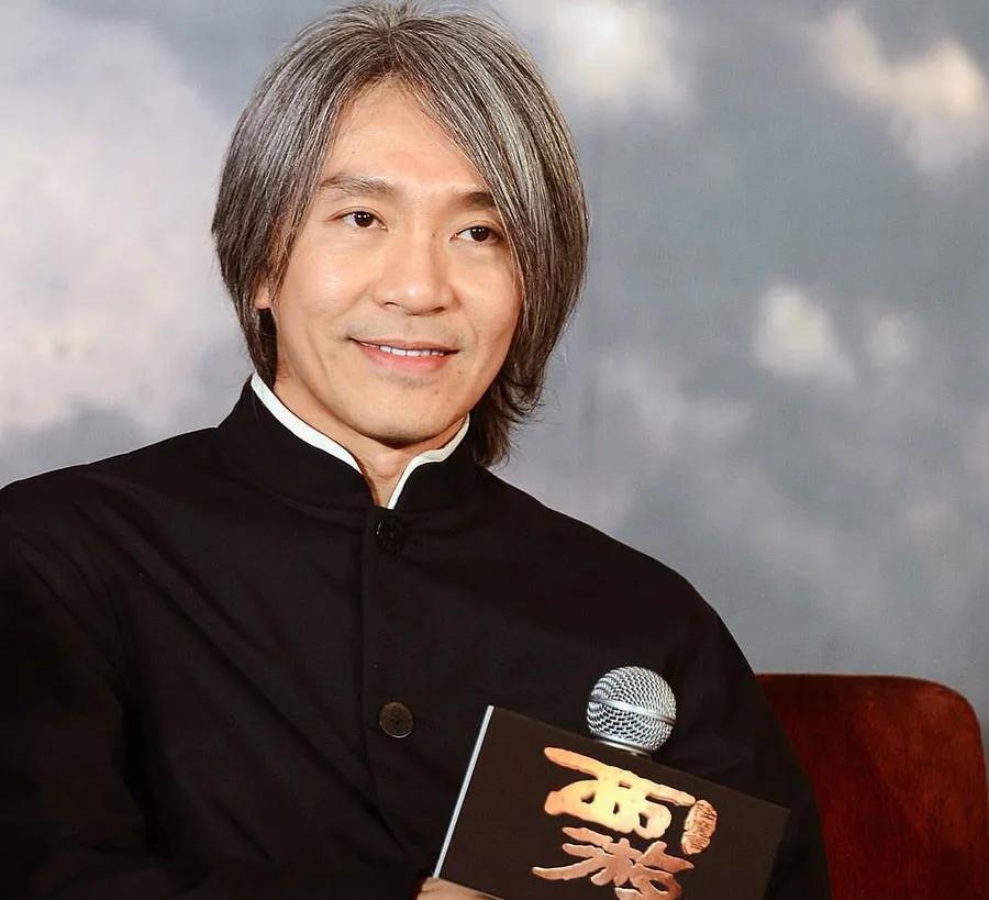 1990年，周星驰花475万买下峰景花园，朋友都笑话他:“这个地方根本就不值钱！