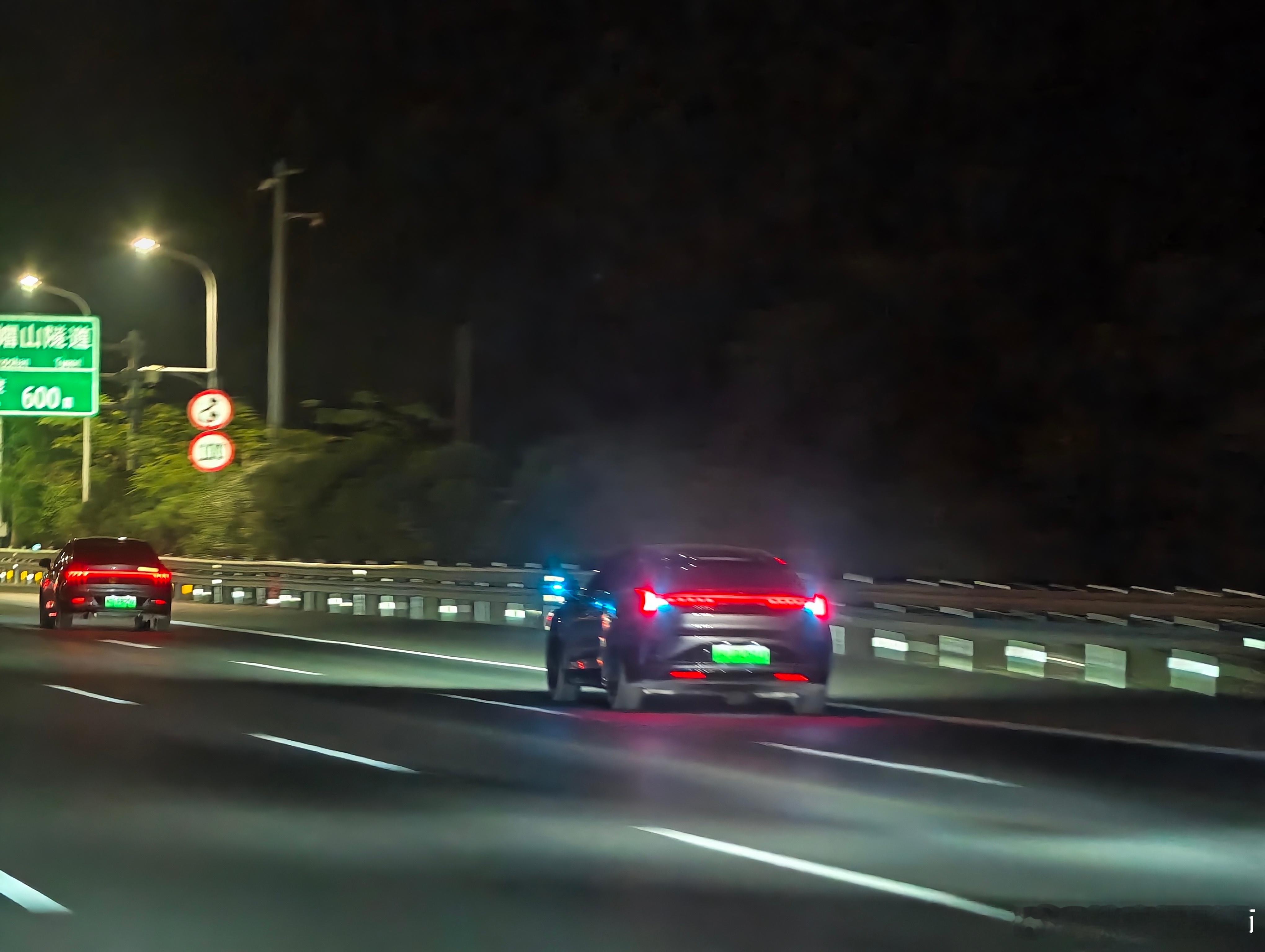 发几张昨晚身边掠过的一些小蓝灯，印象深刻是图1到图2，那是一台蔚来ES8，侧面蓝