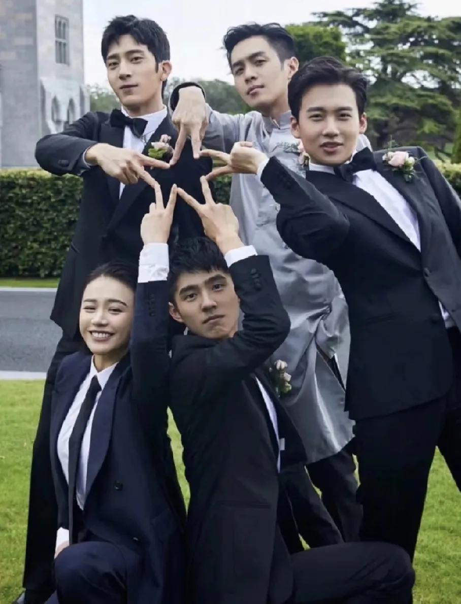 张若昀才是娶到宝的一方，因为爱情就是互补的。有网友说:“唐艺昕家庭一般，只是嫁