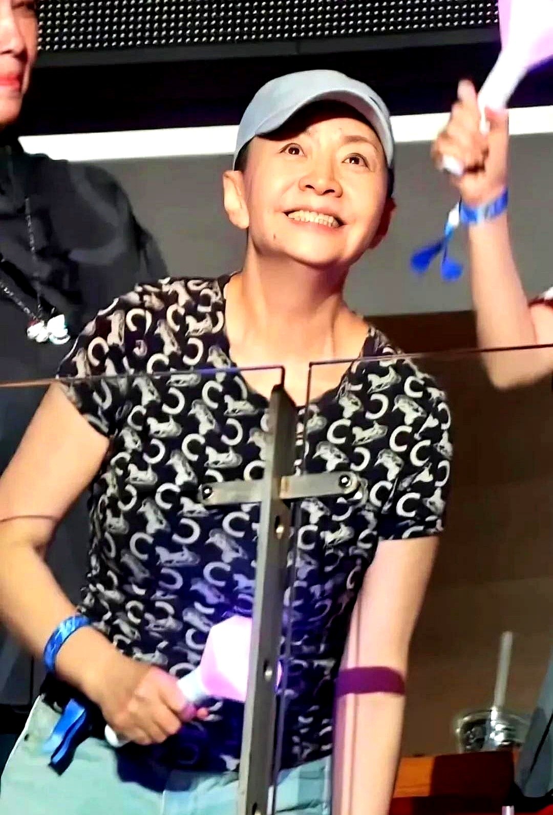 66岁的宋丹丹现身那英演唱会，身上那件旧衣服瞬间让人看直了眼。眼尖的人一眼认出，这分明是20年前《家