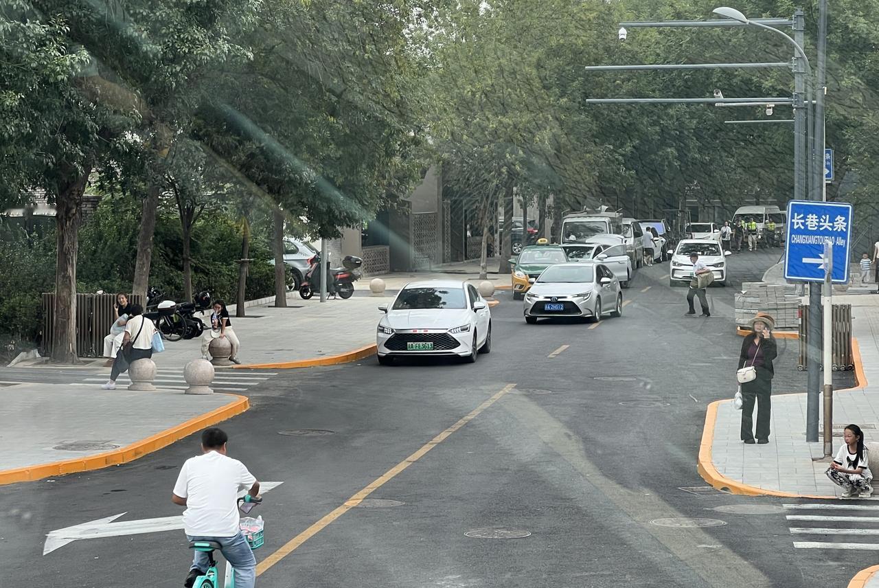 这条闹中取静的街道终于慢慢揭开了面纱。从大珊栏向东出鲜鱼囗就是西兴隆街。这条街道