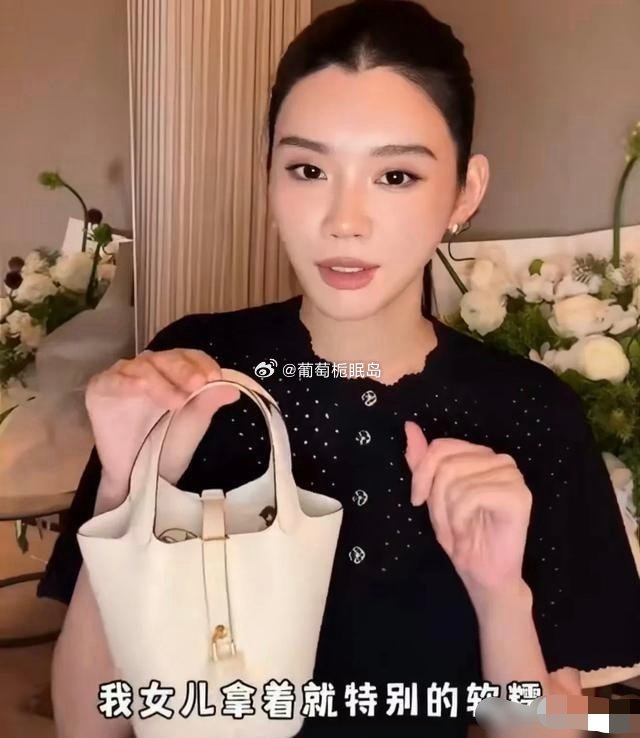 奚梦瑶分享为女儿选购爱马仕迷你菜篮子包，官网售价三万三千多元，本是一次美好分享，