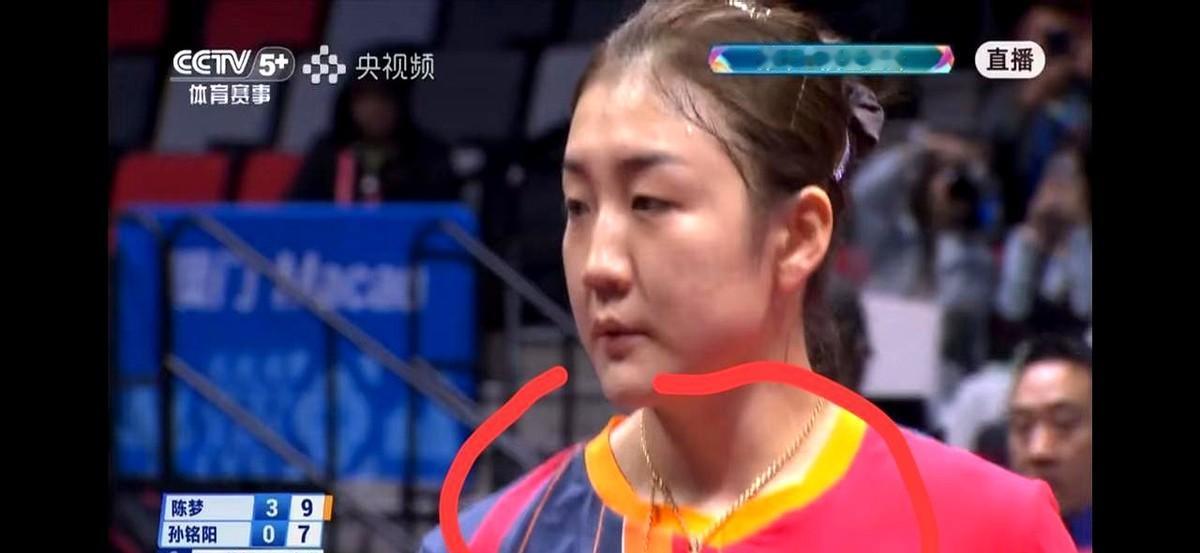 在赛场上，陈梦习惯摸一摸脖子上的大金项链或翡翠，这真的只是迷信，还是她的“心理救