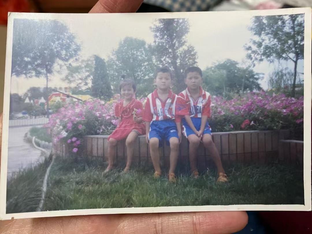 三兄妹26年前的合影猜猜哪个是我[大笑]​​​