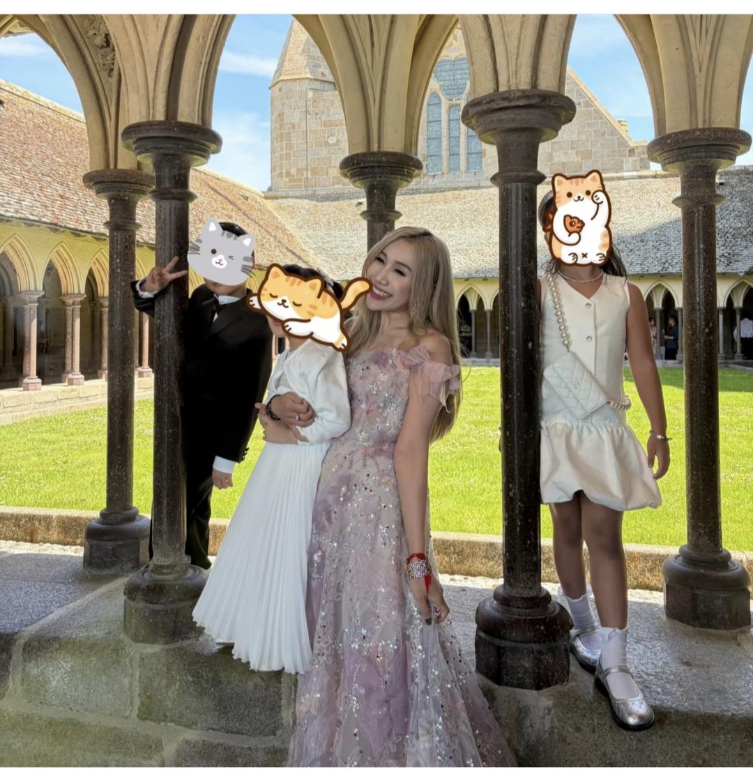 何超盈也没有重男轻女，跟奚梦瑶的两个孩子合影，是抱着何猷君的女儿，对何广燊都不搭