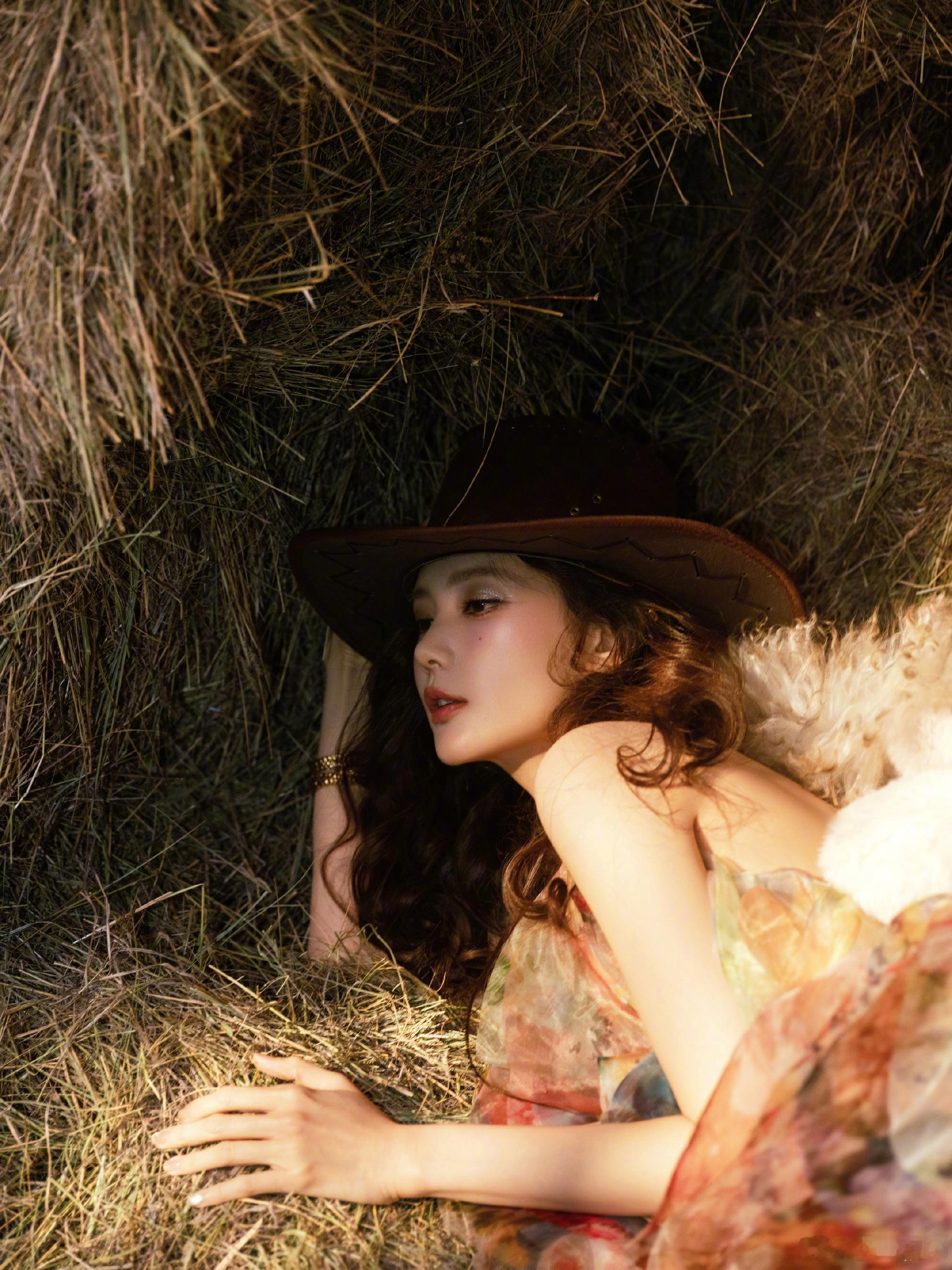 李一桐牛仔风李一桐这次的风格真的让人眼前一亮吧这飒爽劲儿真的没谁了，李雪你轻点