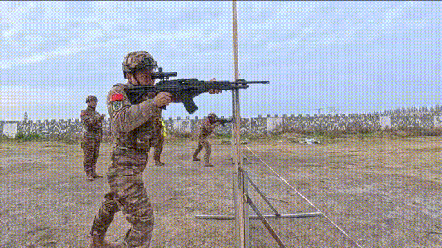 201型5.8毫米班用机枪打靶。