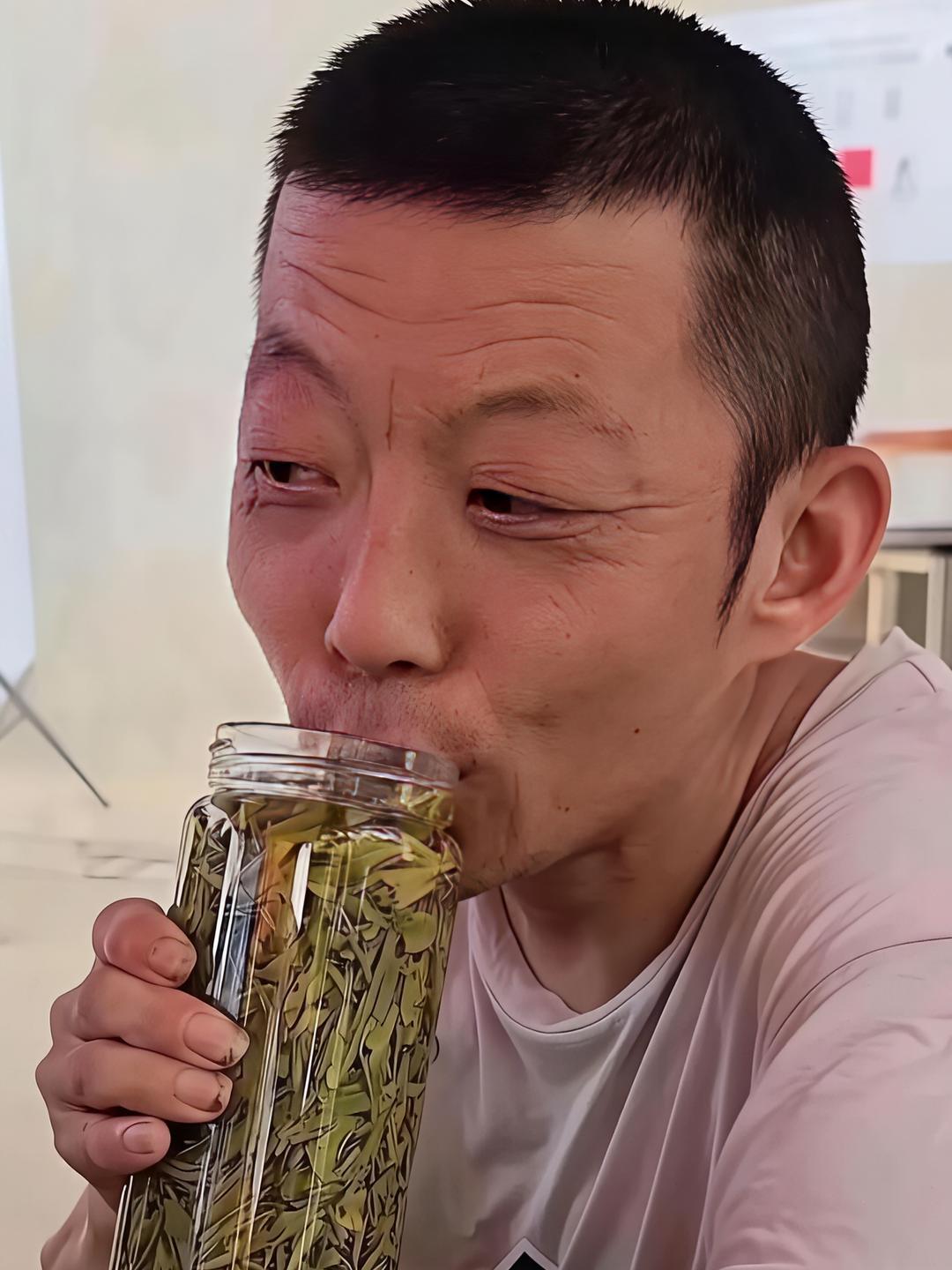 你见过这么喝茶的人吗？今年我们单位转岗来了个73年的老大哥，他那喝茶的操作真的给