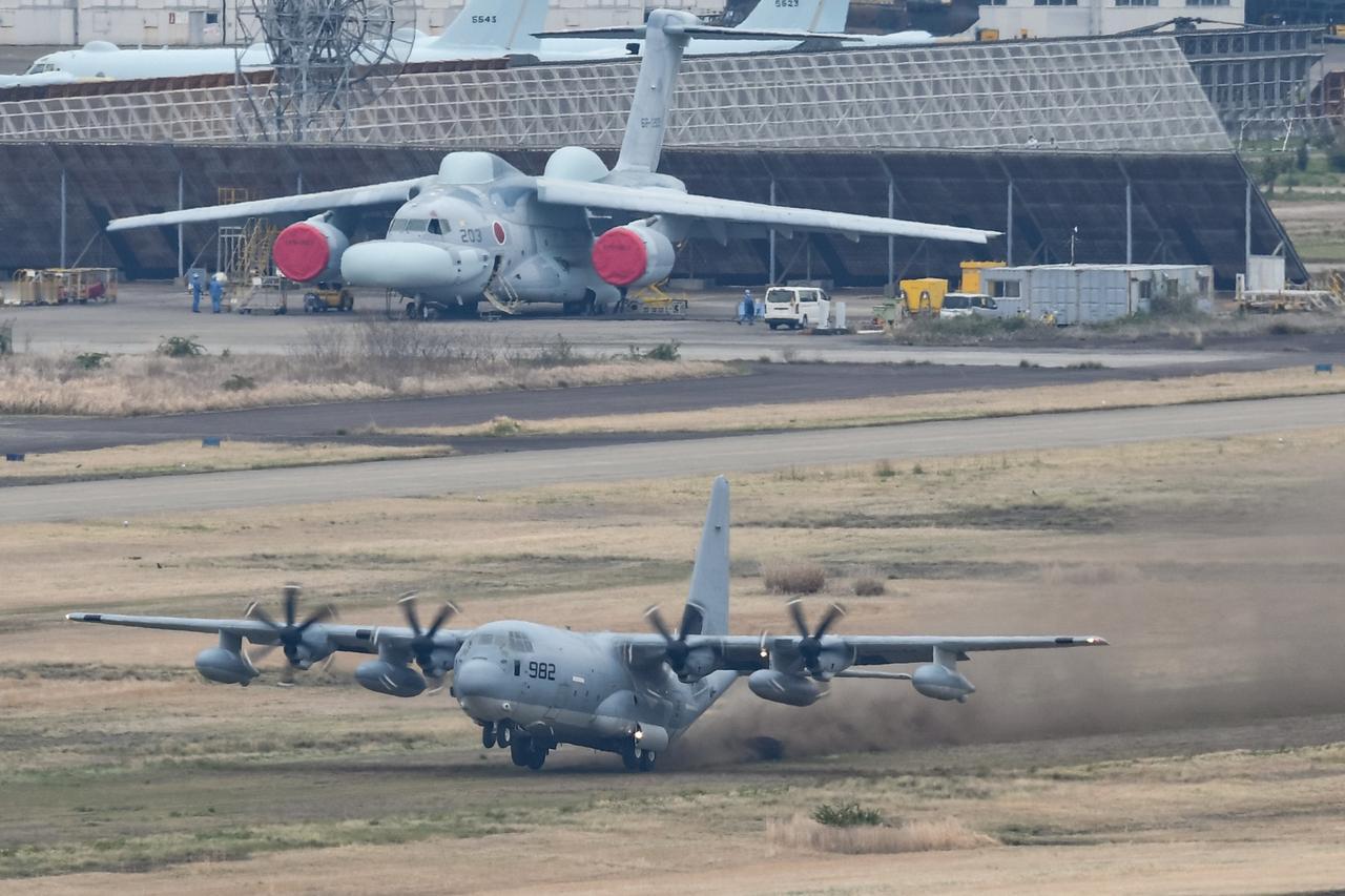 仗怎么打，兵就怎么练。4月9日，美国空军驻岐阜基地的KC-130J加油机开展