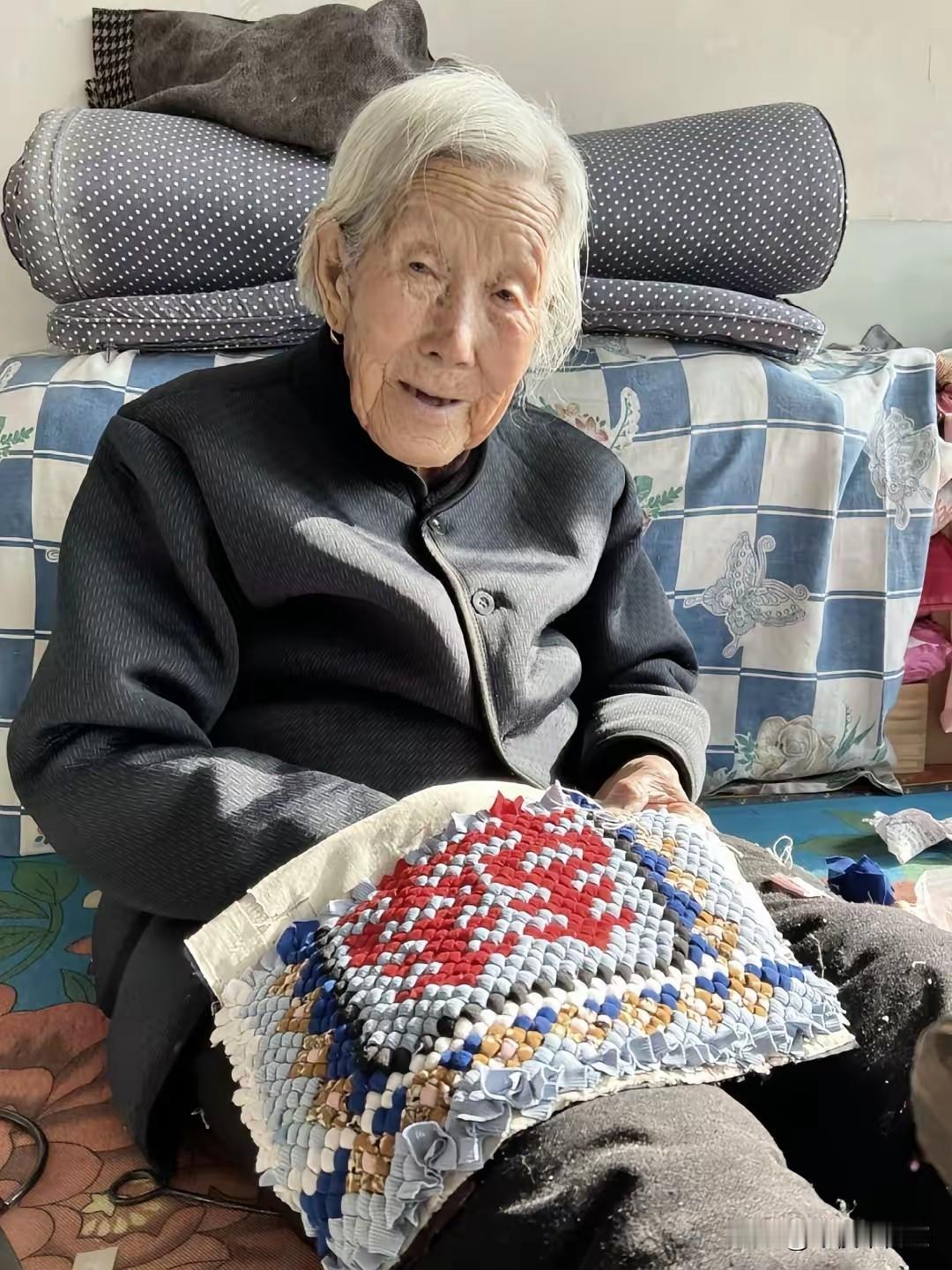 奶奶走了，像睡着了一样。2026年8月22日下午三点四十分，奶奶安详地离开了