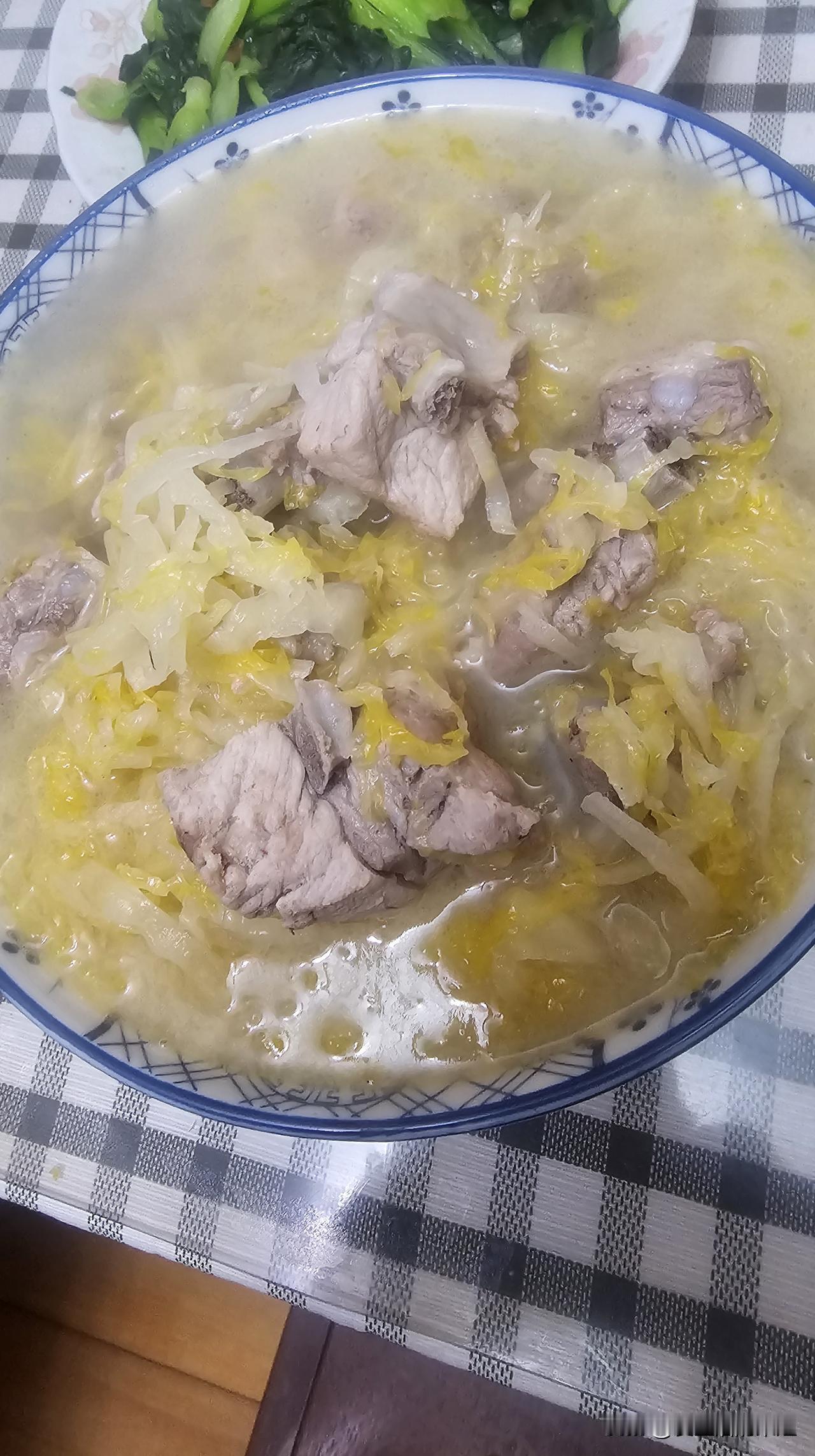 有点馋了，昨天我也学着做了骨头炖酸菜。这应该是东北菜吧！前几天我们家孩子在网